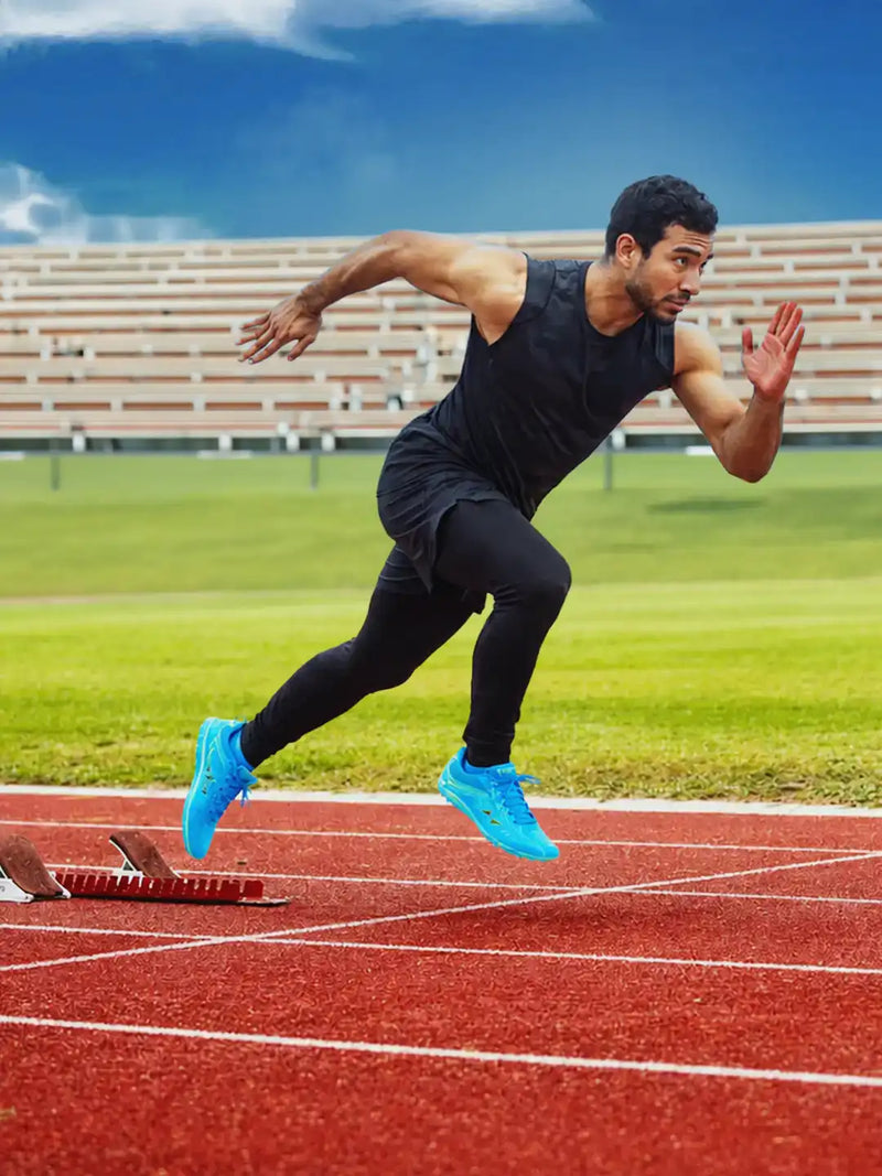 Homem inicia uma corrida em pista de atletismo, usando roupa preta e tênis azuis.