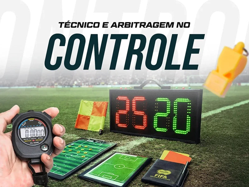 Banner com cronômetro, placar eletrônico, bandeiras, pranchetas, cartões e apito para arbitragem.