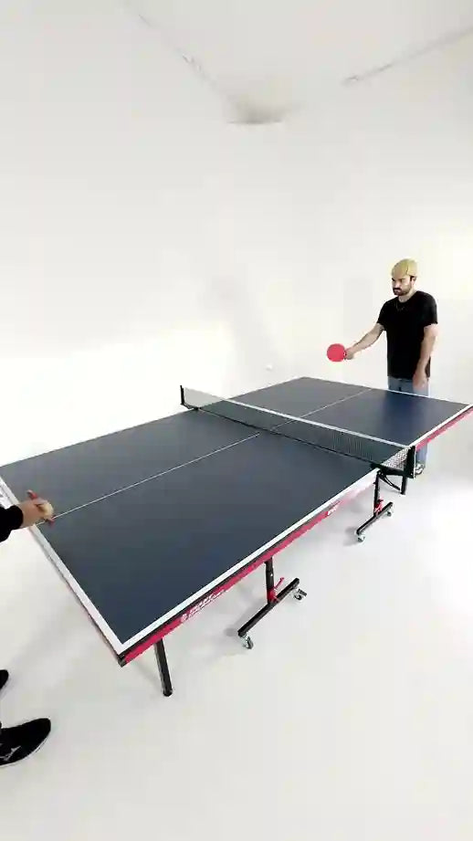 mesa de ping pong com 2 pessoas jogando